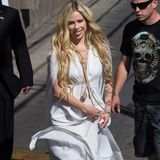 In 2018 ist es eigentlich sehr still um die damals so laute Punkgöre geworden. Avril Lavigne veröffentlicht 2013 das letzte Studioalbum, danach erkrankt sie schwer an einer Lyme-Borreliose. Im September meldet sie sich zurück. Mit einem neuen Album und einem viel glamouröseren Look.