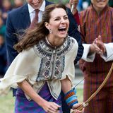 Herzogin Catherine hat beim Bogenschießen während ihres Besuchs in Bhutan mächtig Spaß. Kate ist darin offenbar eine echte Null. Ihr Pfeil verfehlte das Ziel um Weiten. Doch die Reaktion der Herzogin auf die Niederlage ist einfach königlich: Völlig hemmungslos lacht sie sich scheckig.
