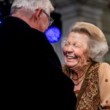 Was ist denn da so lustig Prinzessin Beatrix? Bei einer Preisverleihung kann sich die rüstige Prinzessin kaum vor Lachen halten.