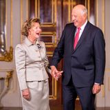 Beim Fotoshooting im Schloss anlässlich ihrer goldenen Hochzeit, kann sich Königin Sonja vor Lachen kaum halten.