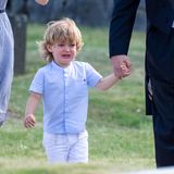 Eine Hochzeit ist ja eigentlich ein freudiger Anlass. Für den kleinen Prinzen Nicolas jedoch nicht. An der Hand von Papa Christopher O’Neill kann der Kleine die dicken Krokodilstränen kaum halten.