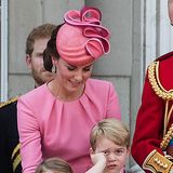 Hier liegen Leid und Freud ganz nah beieinander. Prinz George scheint die Nase voll zu haben von der Trooping the Colour Veranstaltung. Prinzessin Charlotte hingegen beobachtet noch freudig das Geschehen.