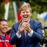 Bei der Eröffnung eines Fußballspiels hat König Willem-Alexander so richtig viel Spaß. 