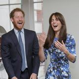 Muss Herzogin Catherine etwa niesen? Nein Prinz Harry und sie haben bei dem Besuch einer Wohltätigkeitsorganisation einfach nur Spaß. 