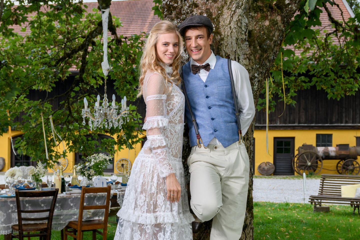 Happyend am Fürstenhof! Alicia Lindbergh (Larissa Marolt) und Viktor Saalfeld (Sebastian Fischer) feiern nach allerlei (Liebes-)Irrungen und Wirrungen endlich Traumhochzeit.