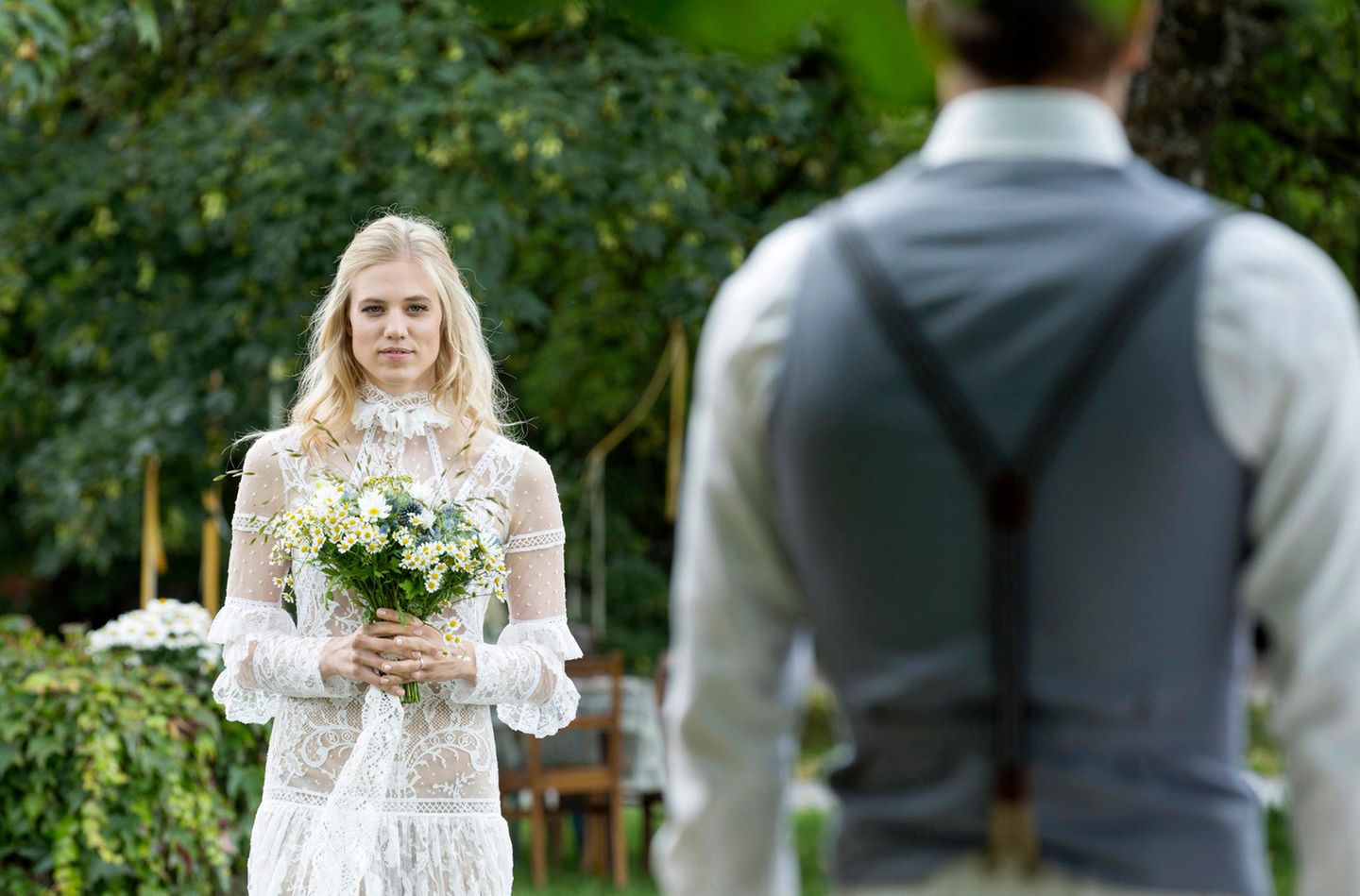 Auf diesen Moment hat Viktor lange gewartet: Seine große Liebe Alicia schreitet zum Altar, um ihn zu heiraten