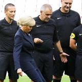 Mit diesem Style ist Brigitte Macron am Ball! Im dunkelblauen Anzug eröffnet die Première Dame zugunsten der Pierre-Deniker-Stiftung ein Benefizspiel im Stade de France in Saint Denis.