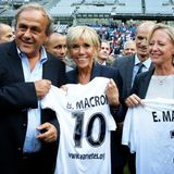 Vom ehemaligen UEFA-Präsidenten Michel Platini bekommt Madame Macron noch ein Trikot für sich und ihren Mann überreicht, das wird aber wohl eher in der Sammlung der symbolischen Geschenke verschwinden als in ihrem Kleiderschrank.