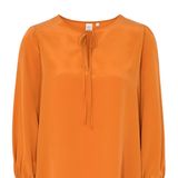 Orangetöne bleiben auch im Herbst absolutes Must-Have und sollten in keinem Kleiderschrank fehlen. Wie wäre es daher mit diesem Blusen-Shirt aus Seide von Eterna? Klassische Teile in modischen Farben sind immer eine gute Wahl. Erhältlich über eterna.de, für rund 169 Euro