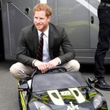 13. September 2018  Achtung, hier kommt Harry! Der Prinz hat es sich in einem Mini-Rennauto gemütlich gemacht. 