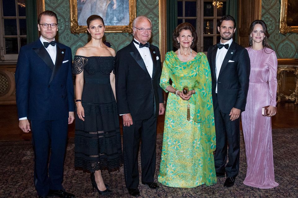 Prinzessin Madeleine: König Carl Gustaf wurde zum Schwedendinner nicht nur von Königin Sivlia, sondern auch von seinen Kindern Prinzessin Victoria und Prinz Carl Philip sowie seinen Schwiegerkindern Prinz Daniel und Prinzessin Sofia begleitet. König Carl Gustaf wurde zum Schwedendinner nicht nur von Königin Sivlia, sondern auch von seinen Kindern Prinzessin Victoria und Prinz Carl Philip sowie seinen Schwiegerkindern Prinz Daniel und Prinzessin Sofia begleitet.