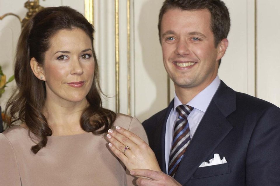 Prinz Frederik + Prinzessin Mary: Die offiziellen Verlobungsbilder von Mary und Frederik zeigen äußerst stolzen Prinzen, der den Ring seiner Verlobten in die Kamera hält. Die offiziellen Verlobungsbilder von Mary und Frederik zeigen einen äußerst stolzen Prinzen, der den Ring seiner Verlobten in die Kamera hält.