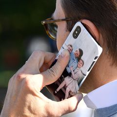 Prinz Daniel hat seine Liebsten immer ganz nah bei sich. Ein zauberhaftes Familienbild von Prinzessin Victoria und den Kindern Oscar und Estelle ist auf seinem Handycover zu sehen.  