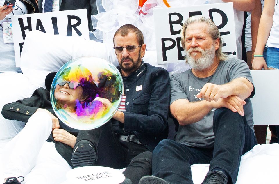 13. September 2018 Yoko Ono stellt gemeinsam mit Ringo Starr und Jeff Bridges die berühmte "Bed In"-Szene in New York nach. Dabei entsteht dieser lustige Schnappschuss mit der Seifenblase vor Yoko Onos Gesicht. 13. September 2018 Yoko Ono stellt gemeinsam mit Ringo Starr und Jeff Bridges die berühmte "Bed In"-Szene in New York nach. Dabei entsteht dieser lustige Schnappschuss mit der Seifenblase vor Yoko Onos Gesicht.
