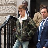 Volle familiäre Unterstützung: Romeo Beckham nach der Fashion-Show seiner Mutter