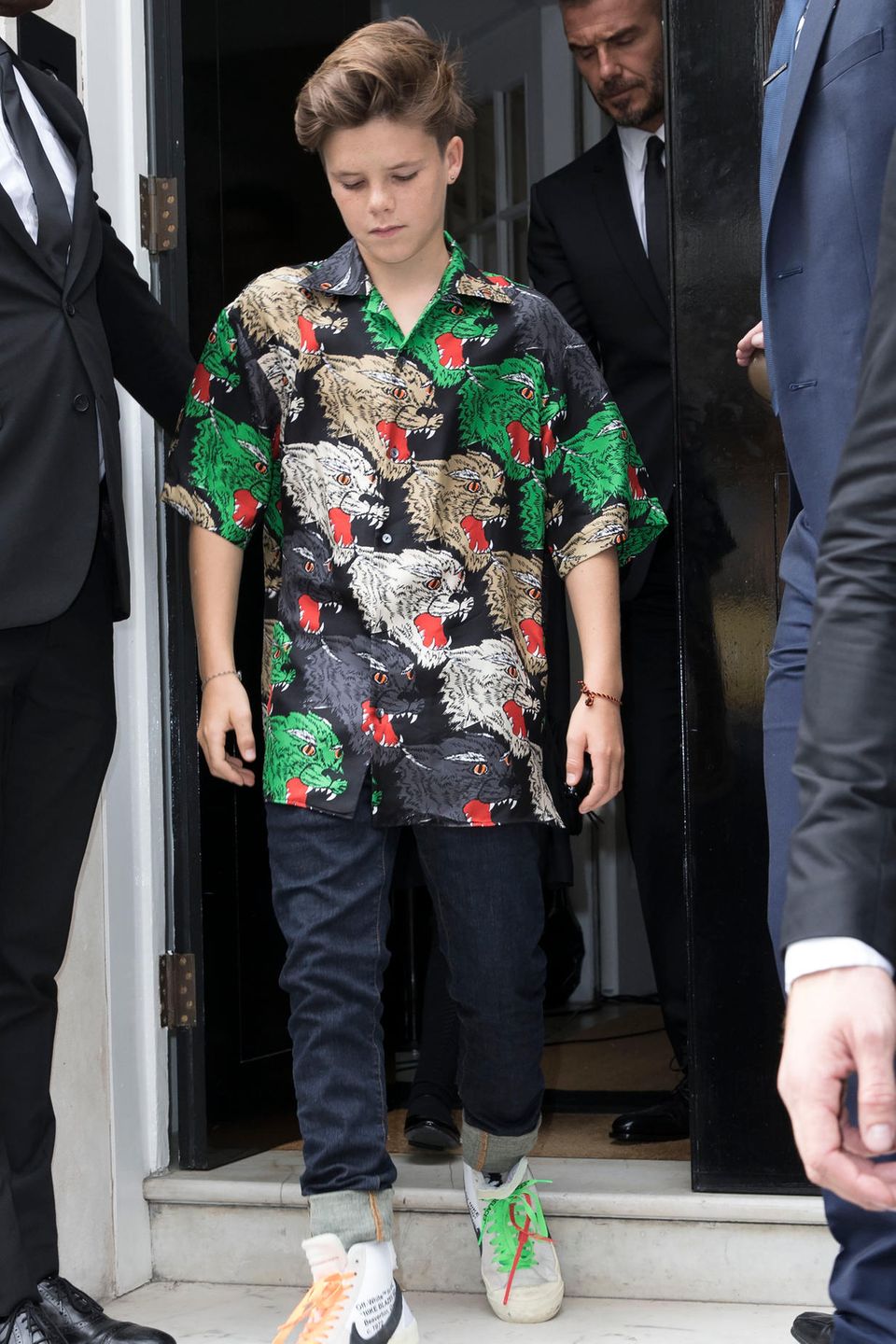Auch Cruz Beckham trägt das Hemd für einen ganz besonderen Anlass: Die Londoner Fashion Show seiner Mutter Victoria. Ob der 13-Jährige das 1.900-Euro-Hemd selbst ausgesucht hat, oder ob seine modebewussten Eltern es ihm ausgesucht und bezahlt haben? Auch Cruz Beckham trägt das Hemd für einen ganz besonderen Anlass: Die Londoner Fashion Show seiner Mutter Victoria. Ob der 13-Jährige das 1.900-Euro-Hemd selbst ausgesucht hat, oder ob seine modebewussten Eltern es ihm ausgesucht und bezahlt haben?
