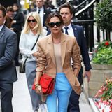 Gut gelaunt und farbenfroh zeigt sich Victoria Beckham, die nach den letzten Jahren in New York ihre Entwürfe auch mal wieder in ihrer Heimatstadt präsentiert.