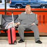 Geblieben sind Johnny Rotten, der eigentlich John Lydon heißt, die roten Haare. Von einem rebellischen Punk scheint aber ansonsten nicht mehr allzu viel in ihm zu stecken. Mit schwarz-weiß-gestreifter Couch-Kartoffel-Kombi ist er am Flughafen von L.A. tatsächlich kaum wiederzuerkennen. 