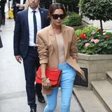 Zu der Präsentation ihrer Catwalk-Kollektion greift Victoria Beckham zu einem Look, der ziemlich ungewöhnlich für sie ist. Ihre Hose ist nicht einfach nur farbig, sondern richtig knallig. Für die komplette Farbexplosion sorgt ihre Handtasche.