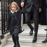 Zu der Fashion Show ihrer Mutter geht Harper Beckham in einem schicken Kleidchen mit hübschen Bubikragen aus Häkelspitze. Dazu passen die Lackschühchen besonders gut. Alles ist in einem mädchenhaft eleganten Stil gehalten.