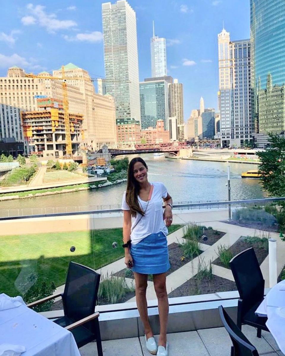 An Chicagos Riverside genießt Ana Ivanovic ein wundervolles Mittagessen mit ihrem Liebsten, Bastian Schweinsteiger. Dafür ist sie in einen hellblauen Mini geschlüpft, für den sie sich auf Instagram direkt entschuldigt. "Ich schwöre, mein Rock war vor dem Essen noch weniger zerknittert." An Chicagos Riverside genießt Ana Ivanovic ein wundervolles Mittagessen mit ihrem Liebsten, Bastian Schweinsteiger. Dafür ist sie in einen hellblauen Mini geschlüpft, für den sie sich auf Instagram direkt entschuldigt. "Ich schwöre, mein Rock war vor dem Essen noch weniger zerknittert."