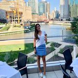 An Chicagos Riverside genießt Ana Ivanovic ein wundervolles Mittagessen mit ihrem Liebsten, Bastian Schweinsteiger. Dafür ist sie in einen hellblauen Mini geschlüpft, für den sie sich auf Instagram direkt entschuldigt. "Ich schwöre, mein Rock war vor dem Essen noch weniger zerknittert."