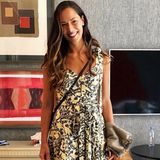 Wundervoll sommerlich wirkt Ana Ivanovic in einem Kleid mit floralem Print. Der Schnitt ist dabei besonders schön. An den Trägern sowie in der Taille lässt es sich binden, der Rock fällt in zauberhaften Falten und der herzförmige Ausschnitt versprüht den romantischen Touch.