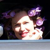 Wer schaut denn da aus dem heruntergelassenen Auto-Fenster? Jennifer Garner gönnt sich trotz einiger privater Sorgen mit Noch-Ehemann Ben Affleck eine Beauty-Behandlung beim Friseur. Mit Lockenwicklern auf dem Kopf fährt die Dreifach-Mama noch mal eben kurz die Kinder von der Schule abholen und schaut dabei freudig in die Kamera der Fotografen - sehr sympathisch, liebe Jennifer!
