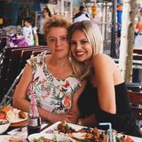 Auch die hübsche Ex-Love-Island-Teilnehmerin Stephanie Schmitz (rechts) hat kurzen Prozess gemacht und sich von ihrer blonden Wallemähne getrennt. Wir finden: Der Long-Bob steht ihr ausgezeichnet!