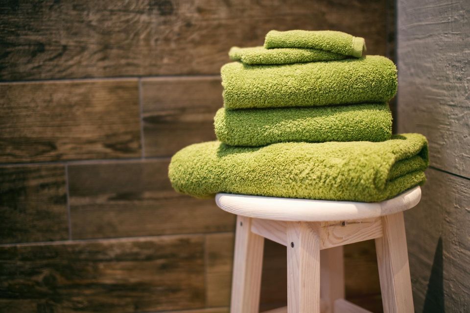 Denken Sie beim Sauna-Besuch immer auch an ein Handtuch. Damit lässt sich nicht nur die Wärme besser und gleichmäßiger Verteilen, das Tuch dient auch der Hygiene. 