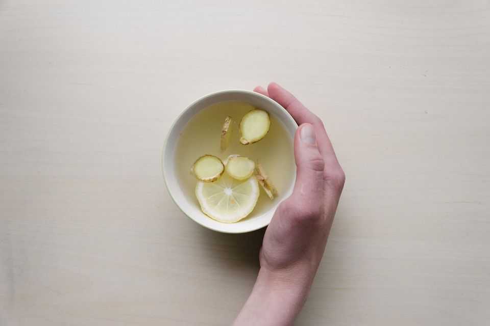 Nicht vergessen: Auch ein einfacher Tee (wie hier aus Ingwer- und Zitronenscheiben) kann bei einer Erkältung schon Wunder bewirken. 