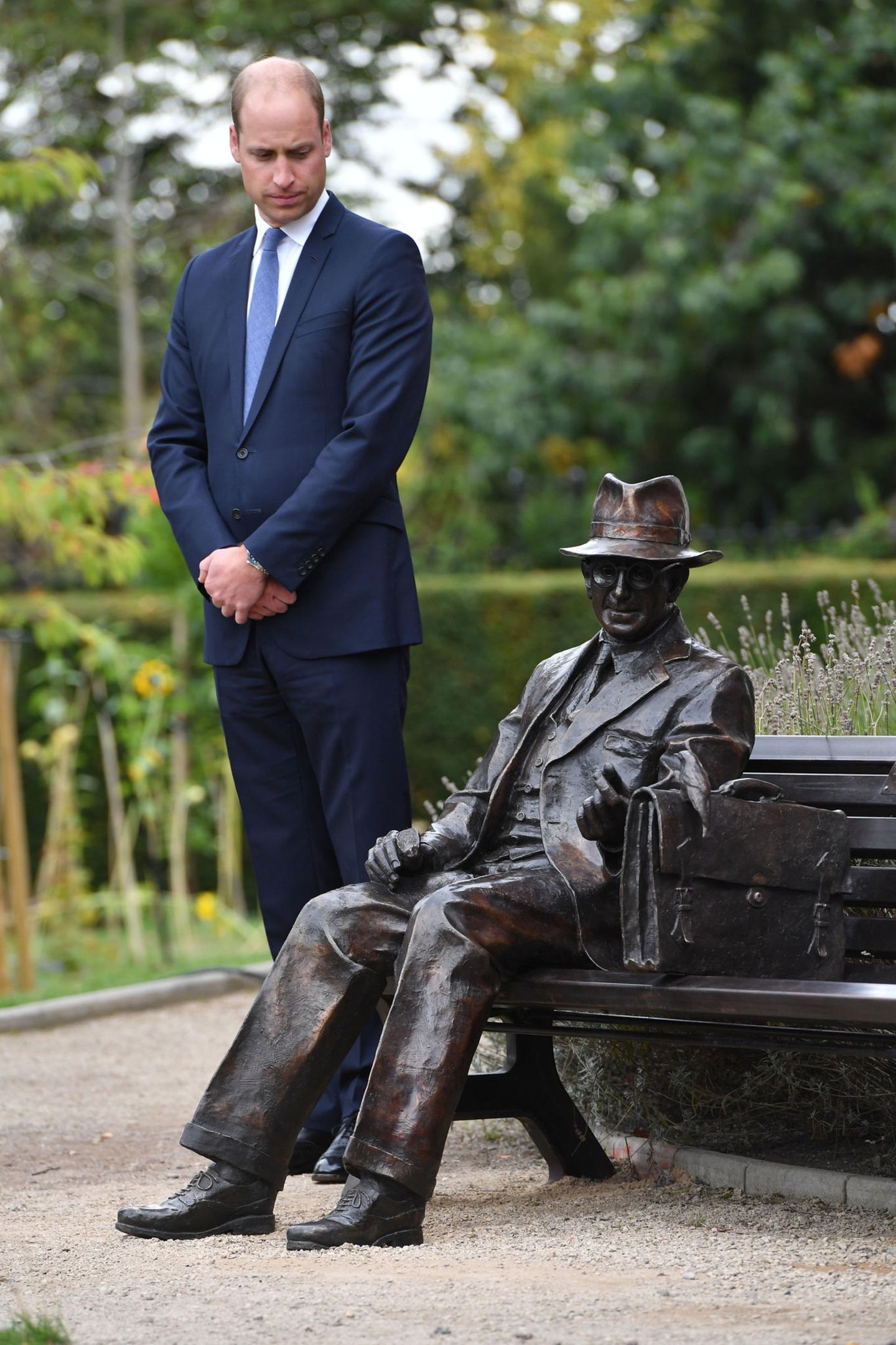 18. September 2018  Etwas skeptisch begutachtet Prinz William die Statue von Major Frank Foley, die der britische Thronfolger soeben im britischen Stourbridge enthüllt hat. 