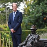 18. September 2018  Etwas skeptisch begutachtet Prinz William die Statue von Major Frank Foley, die der britische Thronfolger soeben im britischen Stourbridge enthüllt hat. 
