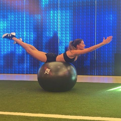 Gisele Bündchen trainiert ihren Beckenboden auf dem Gymnastikball. Das Model hält ihren Traumbody mit Sport fit für den Catwalk. 