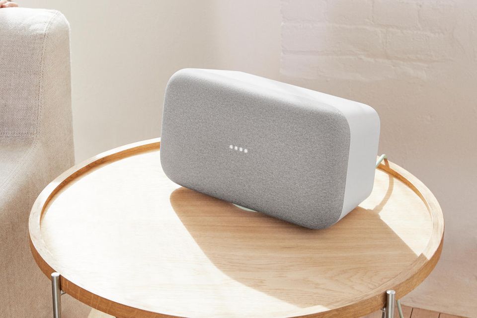 Der "Google Home Max" ist ein besonders smarter Lautsprecher. Während des Homeworkouts hört er nicht nur auf Ihre Musikwünsche, sondern passt sich auch noch dem Raum an. Egal aus welcher Zimmerecke - die Tonqualität ist immer optimal. 