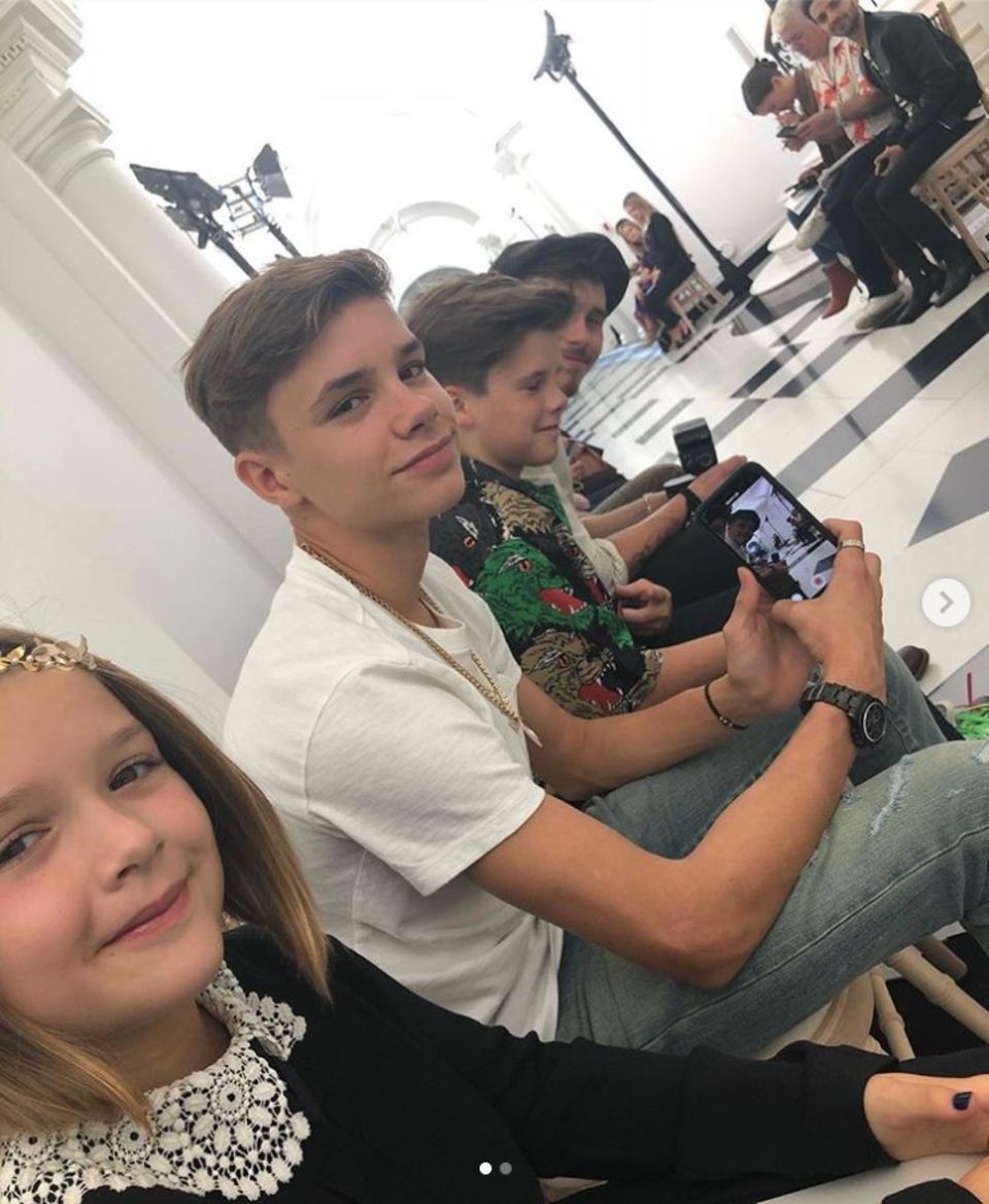 Harper Beckham: Bei der Fashionshow ihrer Mutter Victoria im September 2018 sitzt Harper mit einem floralen Haarband in der ersten Reihe. Als Victoria Beckham ihre zehn Jahre als Designerin mit einer Fashionshow feiert, sitzt ihre Familie in der vordersten Reihe. Zu Beginn ihrer Karriere in der Modewelt war das keine Selbstverständlichkeit.