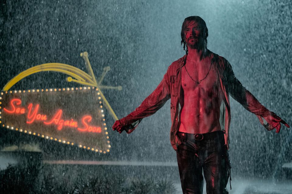 News: Dieser durchtrainierte Körper von Chris Hemsworth kann demnächst im Kino bestaunt werden. Der Thriller "Bad Times at the El Royale" mit ihm und Dakota Johnson startet hierzulande am 11. Oktober 2018. Johnson und Hemsworth spielen zwei von sieben Fremden, die sich in einem Hotel mit dunkler Vergangenheit treffen. Jeder von ihnen hat ein Geheimnis - und während einer schicksalhaften Nacht kommt alles ans Licht. Dieser durchtrainierte Körper von Chris Hemsworth kann demnächst im Kino bestaunt werden. Der Thriller "Bad Times at the El Royale" mit ihm und Dakota Johnson startet hierzulande am 11. Oktober 2018. Johnson und Hemsworth spielen zwei von sieben Fremden, die sich in einem Hotel mit dunkler Vergangenheit treffen. Jeder von ihnen hat ein Geheimnis - und während einer schicksalhaften Nacht kommt alles ans Licht.