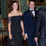 Auch wenn Prinzessin Victoria im Besitz wertvollster Juwelen und Tiaras ist, beweist sie immer wieder, dass sie erschwingliche Stücke glatt lieber hat. Beim Schwedendinner trägt sie nicht nur ein Kleid, das "nur" 250 Euro kostet, sondern auch eine Uhr, die alles andere als einen Rolex-Preis hat.