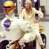 Für First Daughter Ivanka Trump wird mit ihrem Besuch des NASA Johnson Space Center ein echter Traum wahr. "Ich wollte immer Astronautin sein", sagt sie. Für diesen spacigen Besuch wählt sie einen weißen Hosenanzug und schwarze, spitze Ballerina von Mary Jane. Doch der Hosenanzug muss so einiges mitmachen ... 