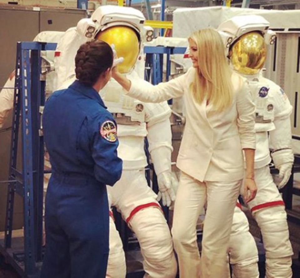 Deutlich ist zu erkennen, dass der weiße Hosenanzug einige Falten geworfen hat und immer knittriger aussieht. Vielleicht hätte sich Ivanka Trump für diesen Besuch doch lieber einen NASA-Anzug anziehen sollen - weiß sind diese ja auch. 