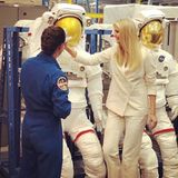 Deutlich ist zu erkennen, dass der weiße Hosenanzug einige Falten geworfen hat und immer knittriger aussieht. Vielleicht hätte sich Ivanka Trump für diesen Besuch doch lieber einen NASA-Anzug anziehen sollen - weiß sind diese ja auch. 