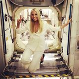 ... denn Ivanka posiert fröhlich herum. Es ist ihr anzusehen, wie sehr ihr der Besuch des NASA Johnson Space Centers gefällt. Ihrem Outfit gefallen die Posen der hübschen Blondine jedoch weniger gut. 