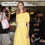 Beatrice Borromeo trägt ein gelbes, hübsches Midi-Kleid, an dem rein gar nichts auszusetzen ist. Doch wirft man einen Blick auf ihre Schuhe passen sie nicht wirklich zum Look. Die 33-Jährige trägt weiße Superga Sneaker mit kleinen Nieten in Used-Optik, die wunderbar zu Jeans und Bluse kombiniert werden können, aber für einen royalen Front-Row-Look doch irgendwie unpassend sind. 