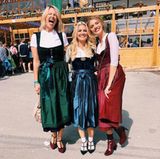 Fesch! Monica Ivancan, Jennifer Knäble und Viviane Geppert fühlen sich in ihren Wiesn-Looks offensichtlich wohl. Alle drei tragen Dirndl in Midi-Länge und kombinieren coole Accessoires. 