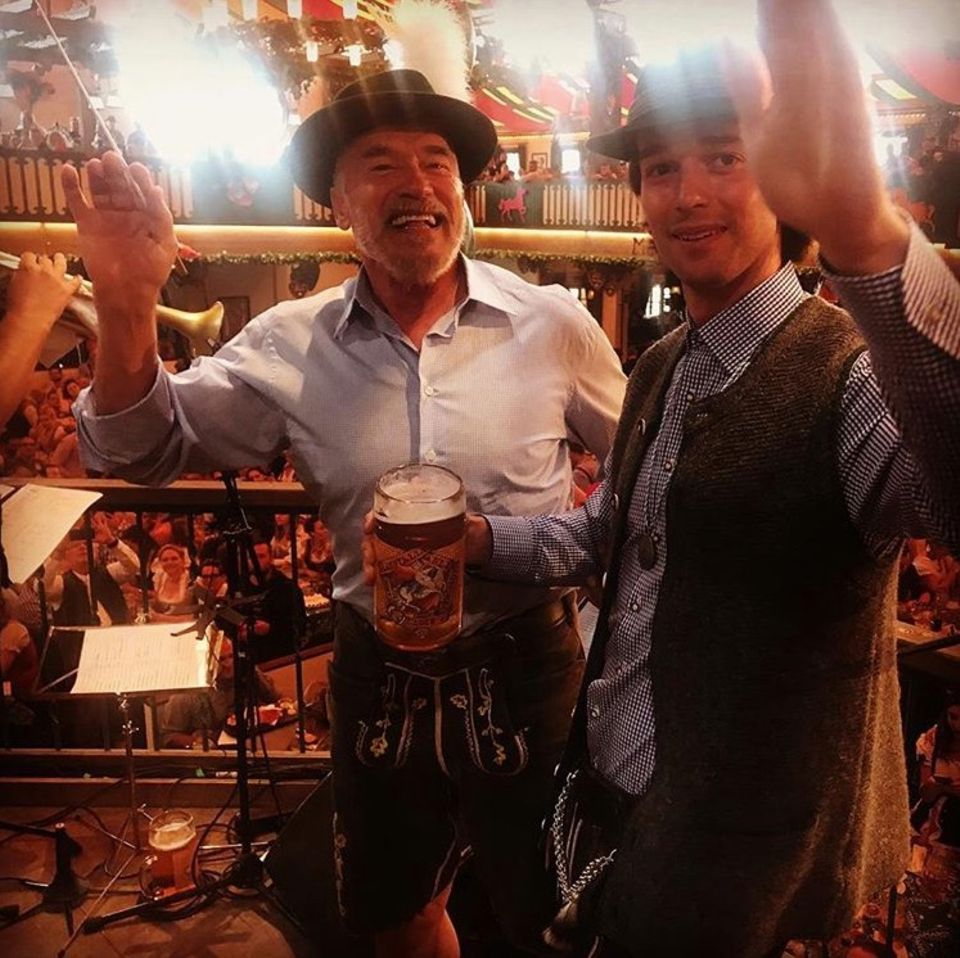 22. September 2018 "Es war absolut fantastisch deinen Geburtstag beim Oktoberfest zu feiern, Patrick Schwarzenegger. Gute Arbeit beim Dirigieren der Band", postet eine stolzer und gut gelaunter Papa Arnold Schwarzenegger.