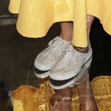 Beatrice trägt nämlich Superga Sneaker. Ein Modell mit Nieten in Used-Optik für nur 85 Euro. Die 33-Jährige ist auch nicht die einzige royale Dame, die dieses Schuhlabel bevorzugt. Auch Herzogin Catherine und Prinzessin Sofia von Schweden zeigen sich häufiger mit den erschwinglichen Sneakern - jedoch in einer schlichteren Variante. 