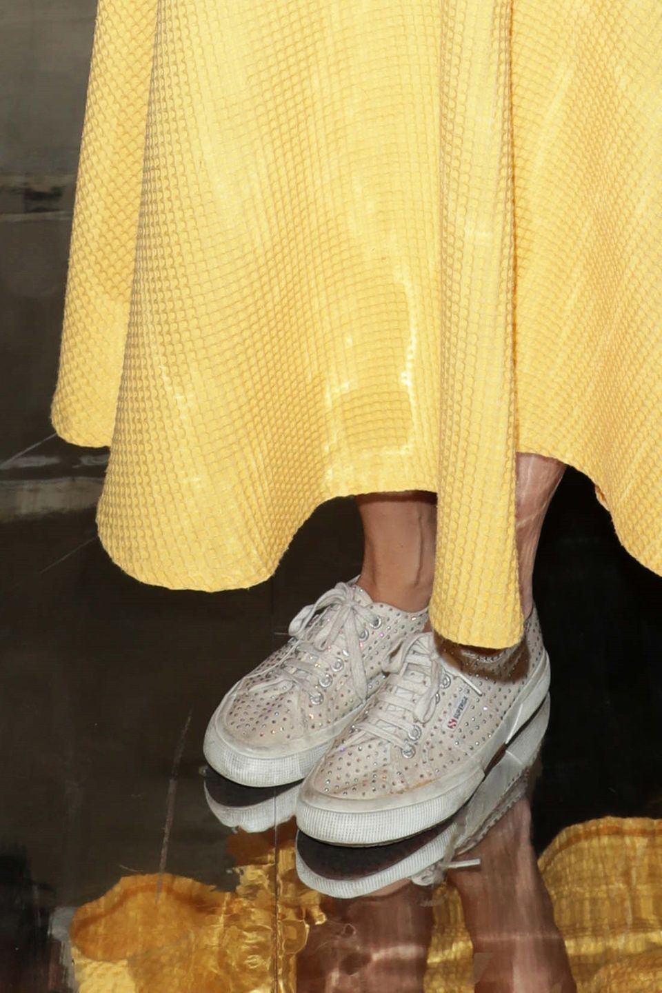 Beatrice trägt nämlich Superga Sneaker. Ein Modell mit Nieten in Used-Optik für nur 85 Euro. Die 33-Jährige ist auch nicht die einzige royale Dame, die dieses Schuhlabel bevorzugt. Auch Herzogin Catherine und Prinzessin Sofia von Schweden zeigen sich häufiger mit den erschwinglichen Sneakern - jedoch in einer schlichteren Variante. Beatrice trägt nämlich Superga Sneaker. Ein Modell mit Nieten in Used-Optik für nur 85 Euro. Die 33-Jährige ist auch nicht die einzige royale Dame, die dieses Schuhlabel bevorzugt. Auch Herzogin Catherine und Prinzessin Sofia von Schweden zeigen sich häufiger mit den erschwinglichen Sneakern - jedoch in einer schlichteren Variante.