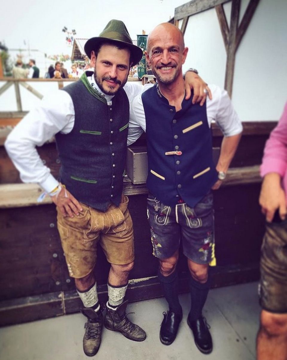 Manuel Cortez und Peyman Amin zeigen sich traditionell in Tracht. 