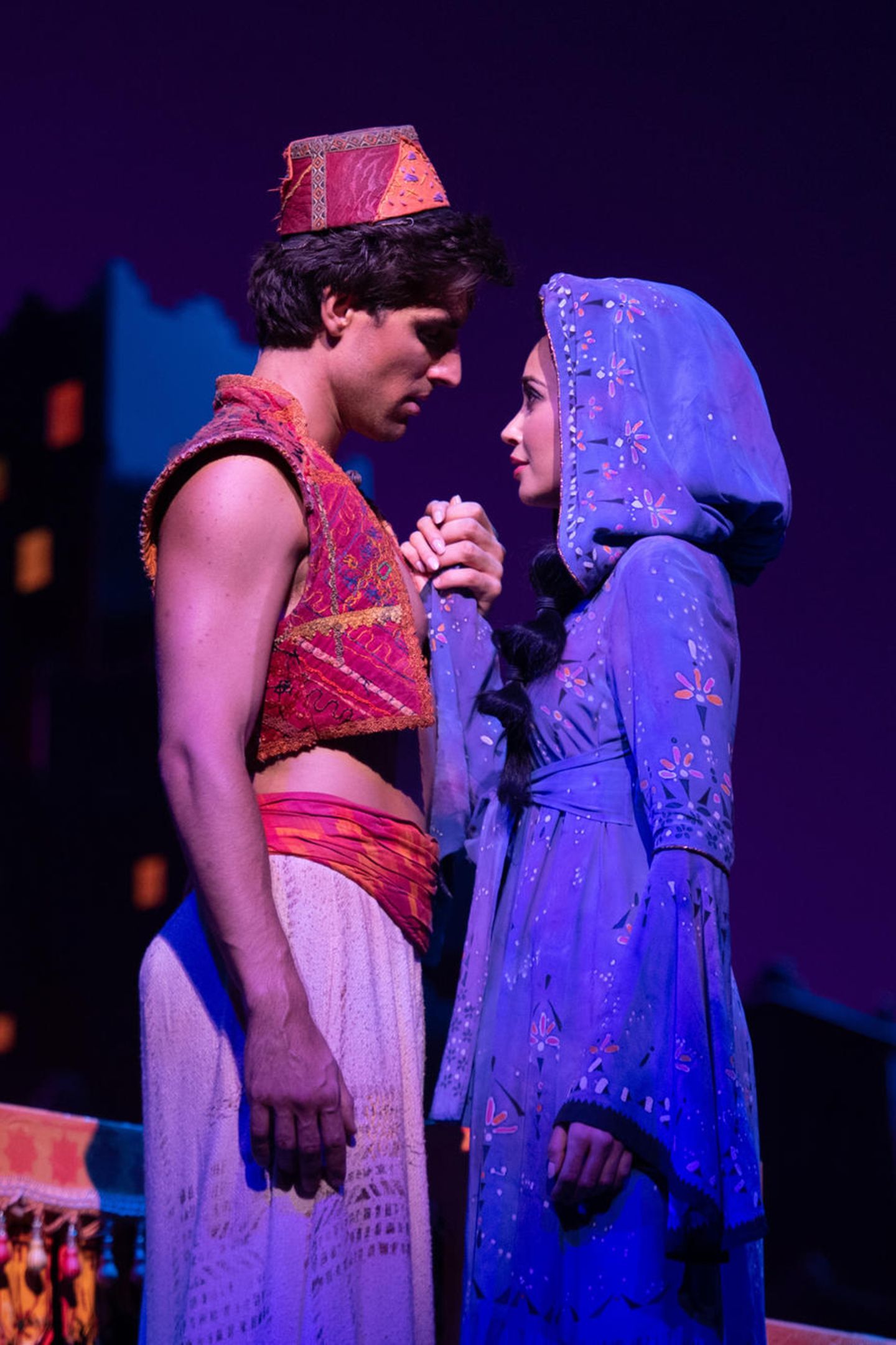 Zusammen mit Schauspiel-Partner Philipp Büttner verzaubert Mandy Capristo im Musical Disneys Aladdin die Bühne der Neuen Flora in Hamburg. Für die Rolle der Jasmin probt Mandy seit August 2018. 