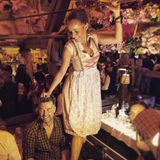Einen Tag später bezaubert Annemarie in einem hellen Dirndl mit rosafarbenen Details von Juliful. Wayne bleibt hingegen beim ähnlichen Karo-Hemd vom Vortag.